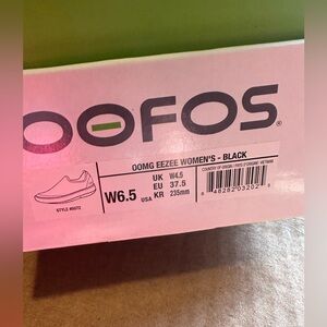 OOFOS OOMG EEZEE Women's Shoes - Black and White
